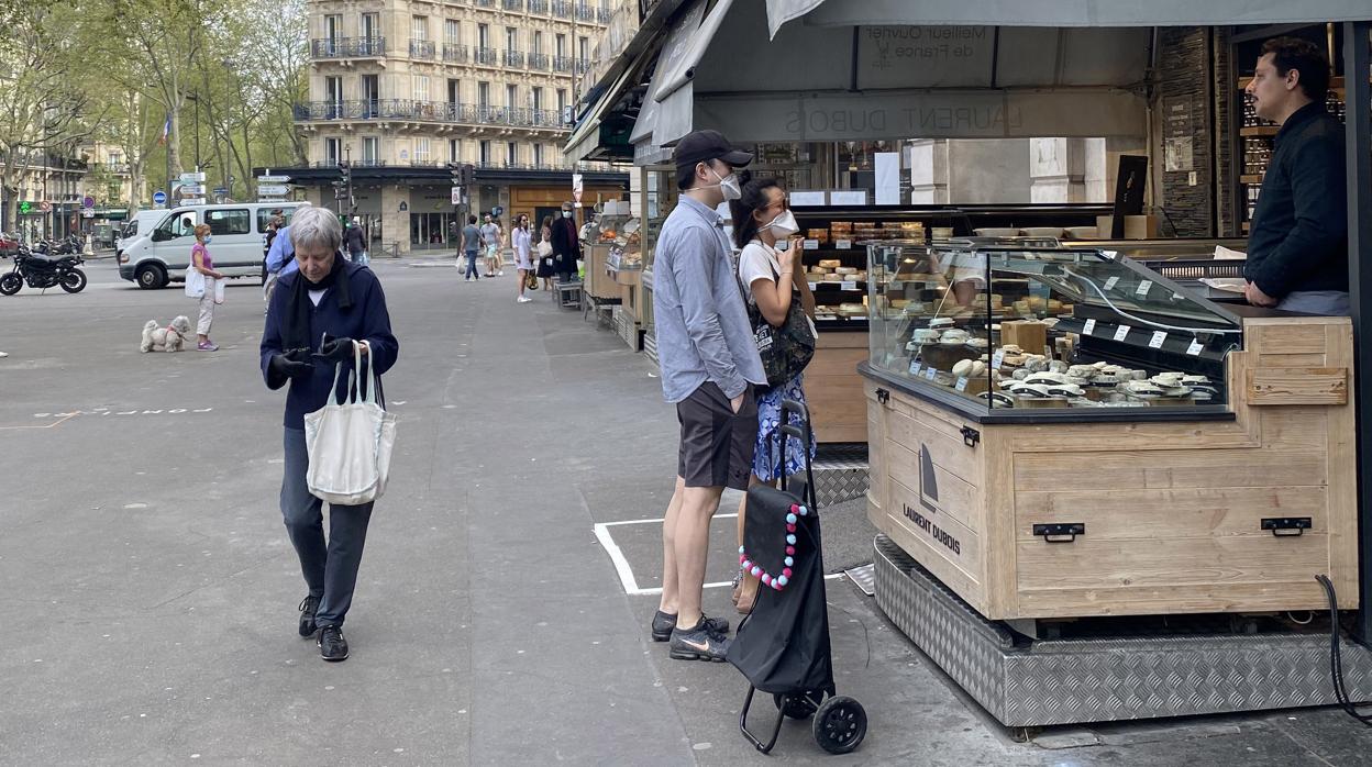 Los parisinos continúan saliendo a la calle para comprar en panaderías o supermercados