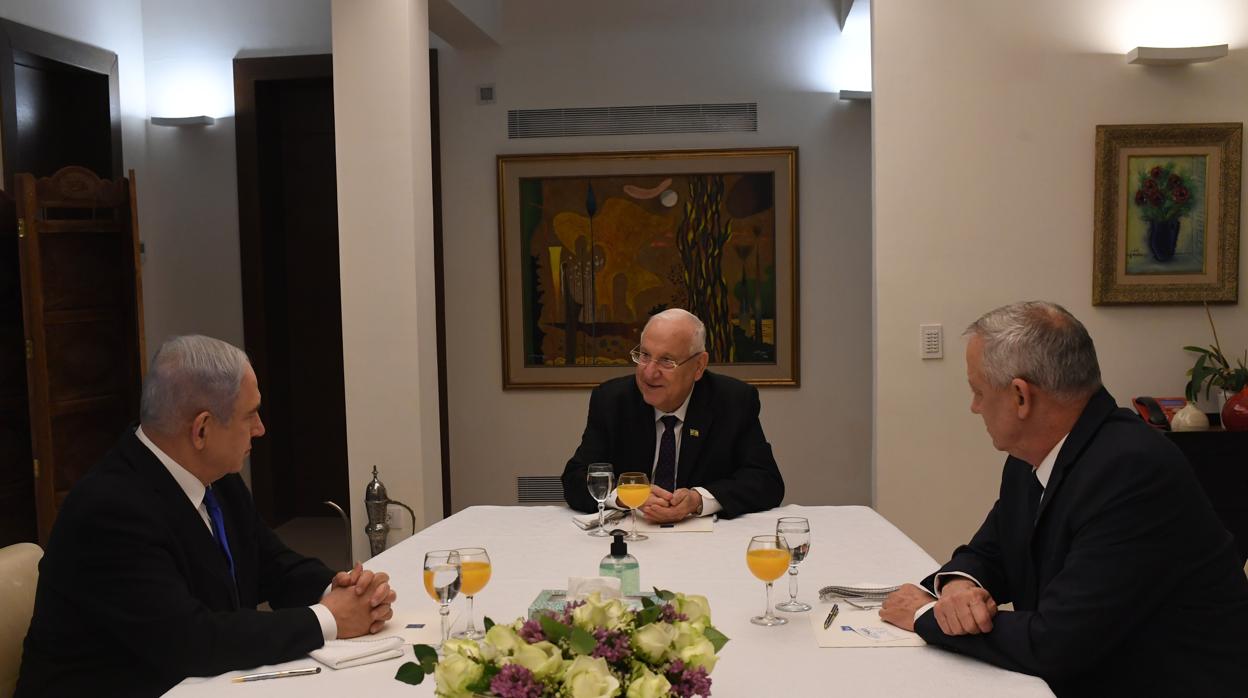 El presidente israelí reunido con Gantz y Netanyahu