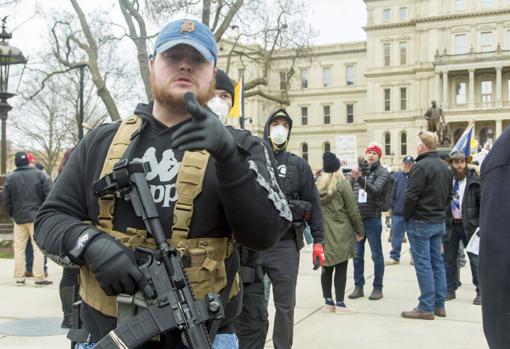 Un hombre armado durante la protesta contra el connfinamiento en Michigan