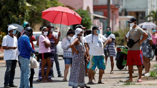 Miles de cubanos hacen cola en busca de comida pese al Covid-19