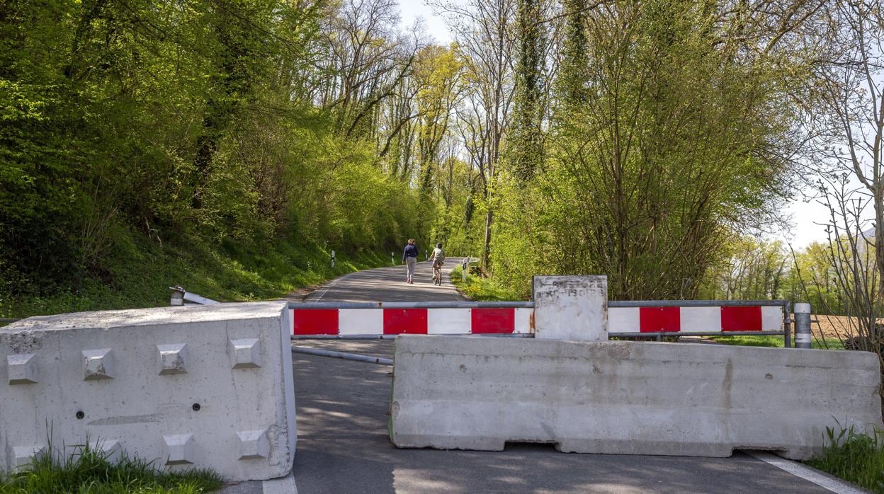 Unos bloques bloquean la frontera entre Suiza y Francia