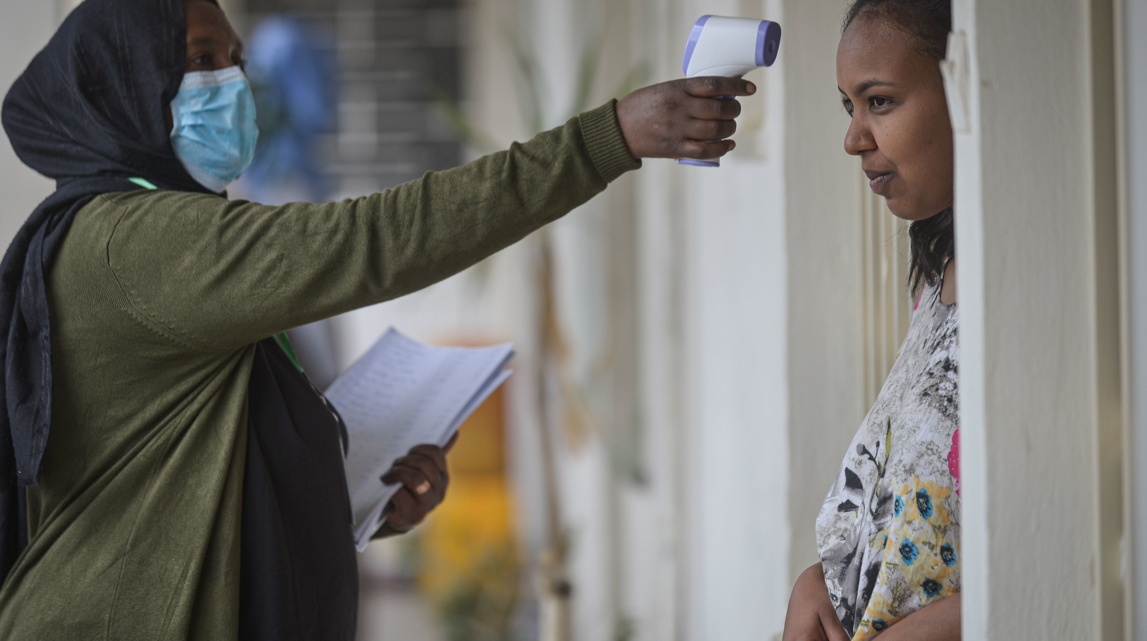 Una mujer toma la temperatura a otra, en la capital etíope Adis Abeba