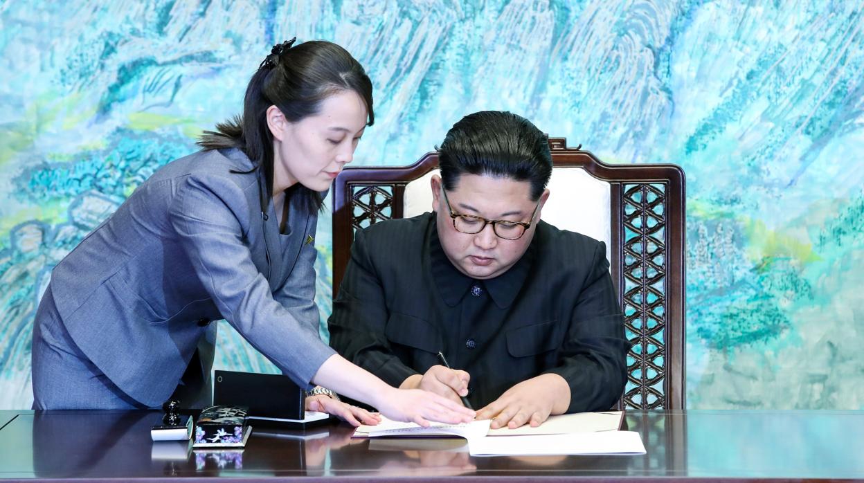 El líder norcoreano Kim Jong-un (d) recibe la ayuda de a su hermana Kim Yo-jong (i), subdirectora primera del Partido de los Trabajadores