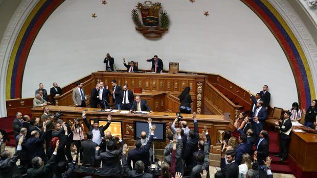 Los diputados opositores venezolanos acuerdan en privado un salario en dólares al mes