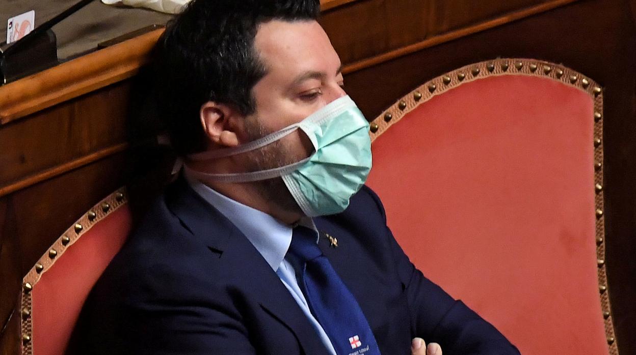 Mateo Salvini asiste al Senado con mascarilla