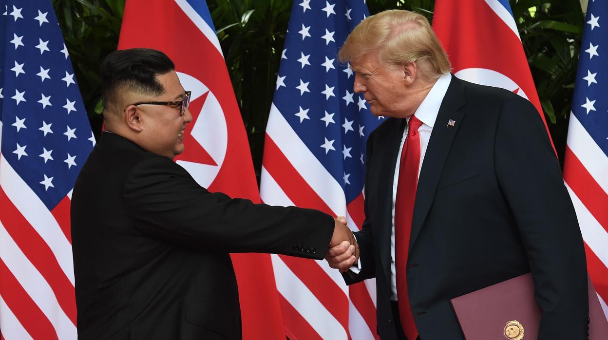 Kim Jong-un estrecha la mano de Trump durante su encuentro en junio de 2018