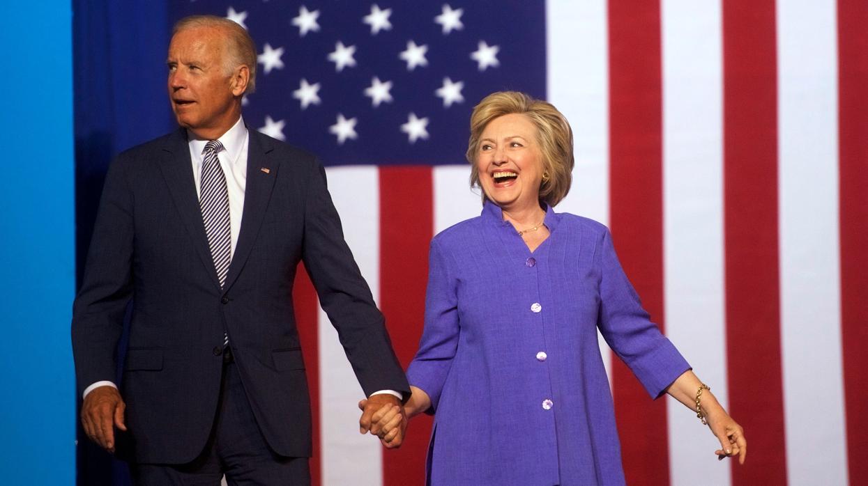 Foto de la campaña presidencial de 2016 que muestra a Joe Biden con la excandidata Hillary Clinton