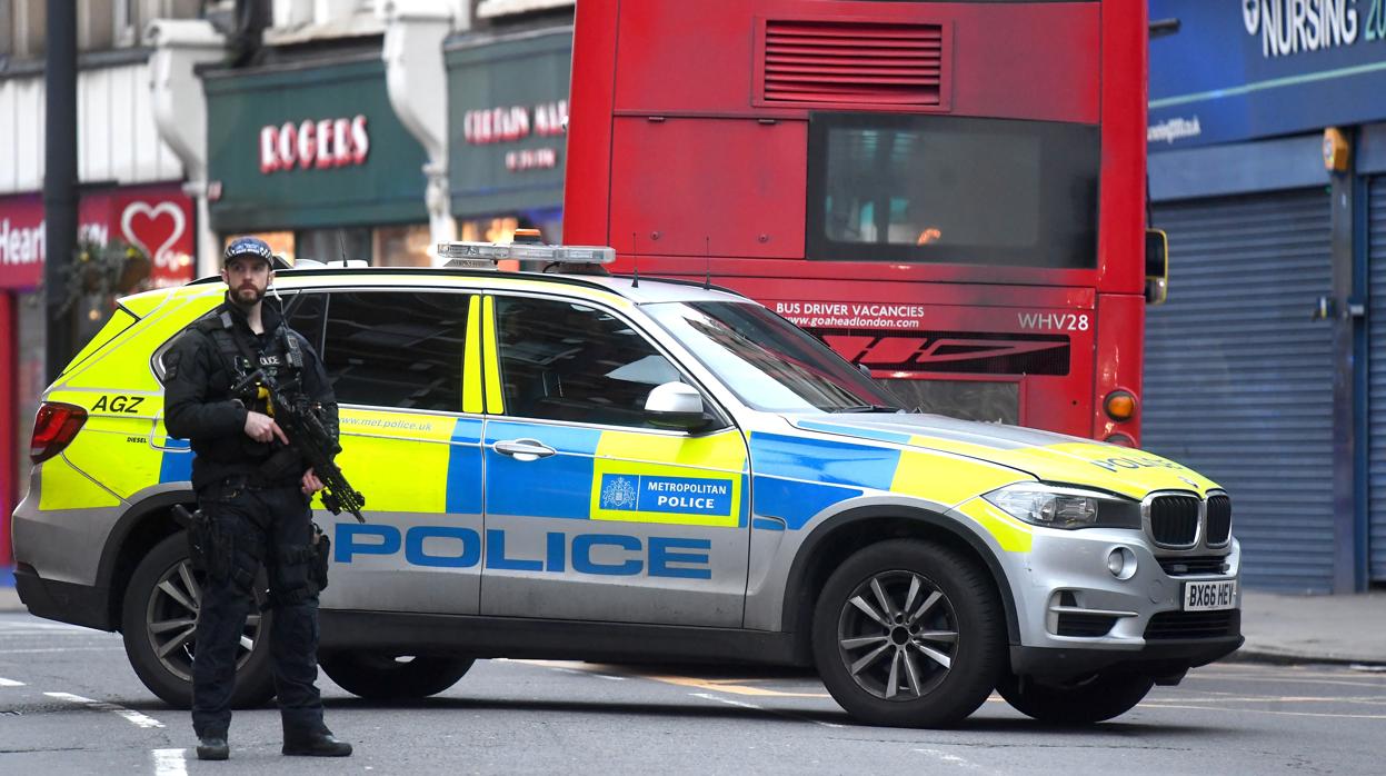 Fotografía de archivo de un agente y un vehículo de la Policía Metropolina de Londres