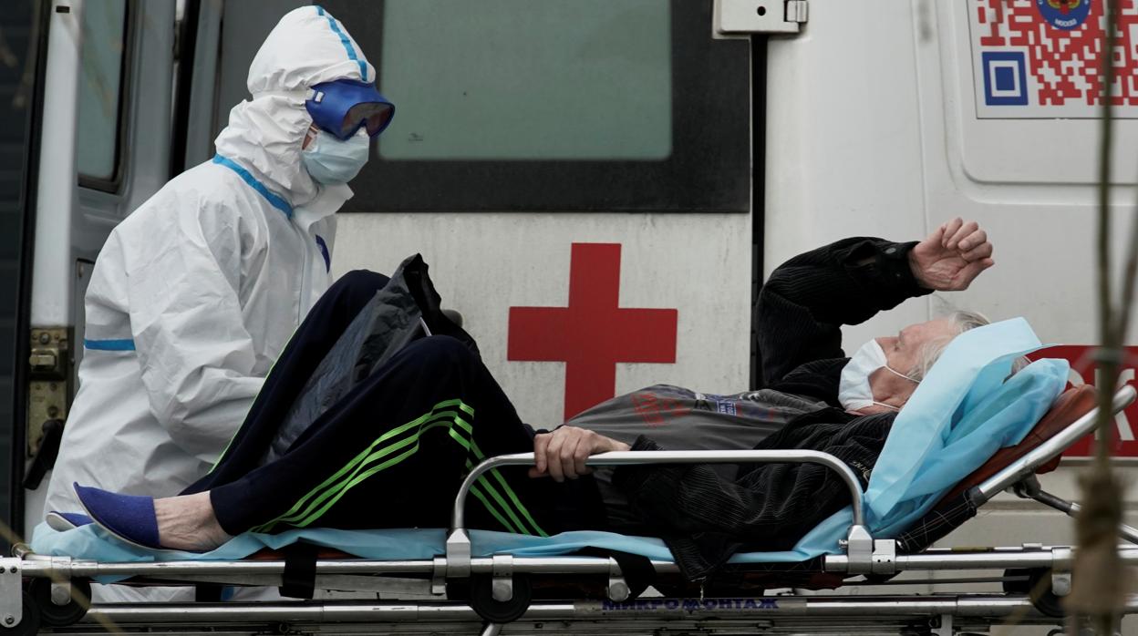 Un médico conduce a un paciente a un hospital en Moscú