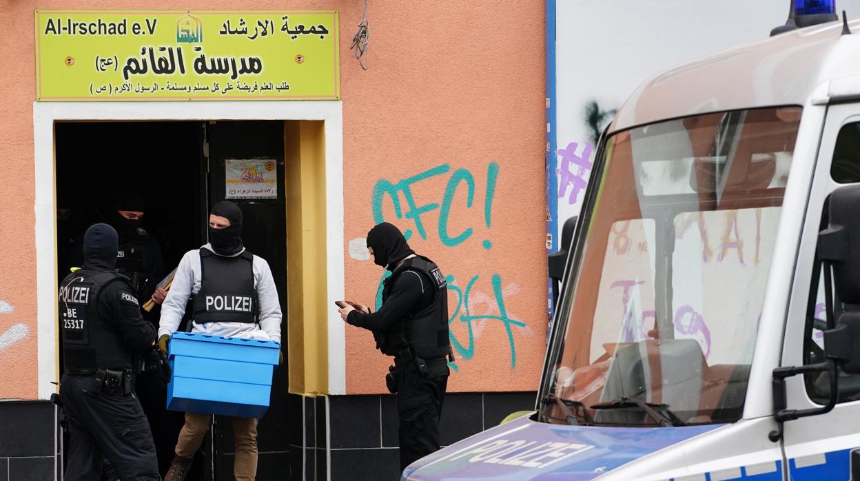 Agentes de policía alemana hacen una redada en una organización vinculada con Hizbolá