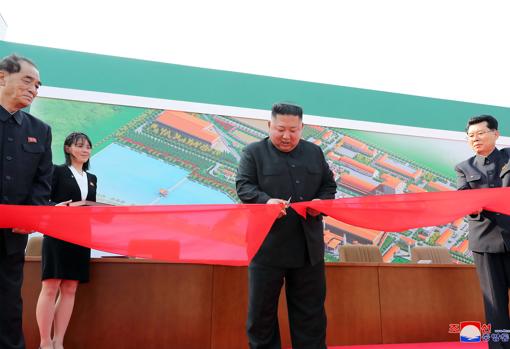 Kim Jong-un corta la cinta en la ceremonia de inauguración de la fábrica de fertilizantes