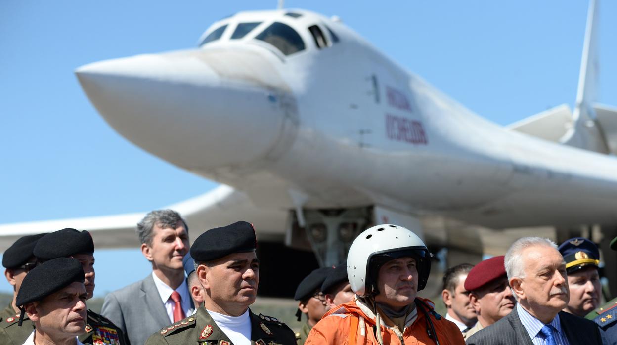 El ministro de Defensa venezolano, Vladimir Padrino, a la llegada de dos Tupolev Tu-160 rusos en 2018