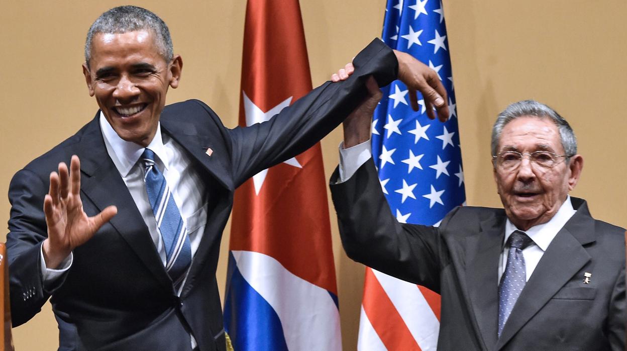 Raúl Castro levanta el brazo desmayado de Obama durante la visita de este a Cuba en 2016