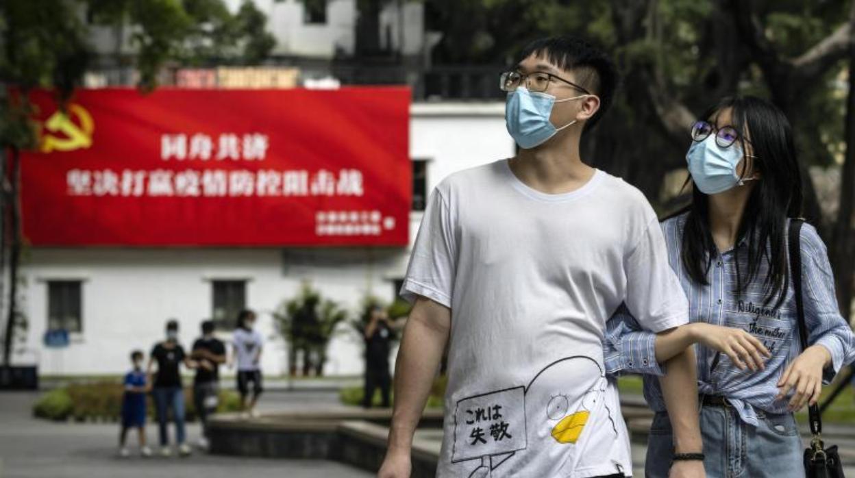 Una pareja camina por el parque en Guangzhou, en la provincia china de Guangdong