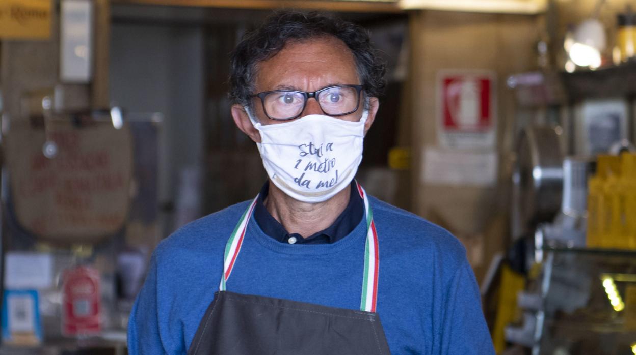 El propietario de una cafetería de Roma, que ha retomado su actividad ahora que Italia ha entrado en la fase 2