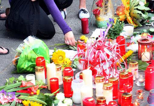 Flores depositadas en memoria de las víctimas