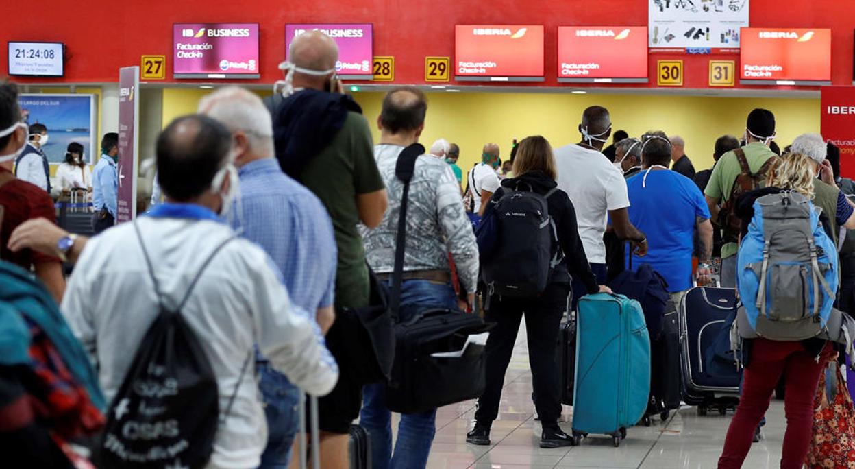 Turistas hacen cola en el aeropuerto de La Habana