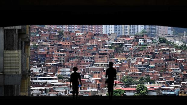 Dos bandas criminales se disputan a tiros el control de Petare, el barrio popular más grande de América Latina