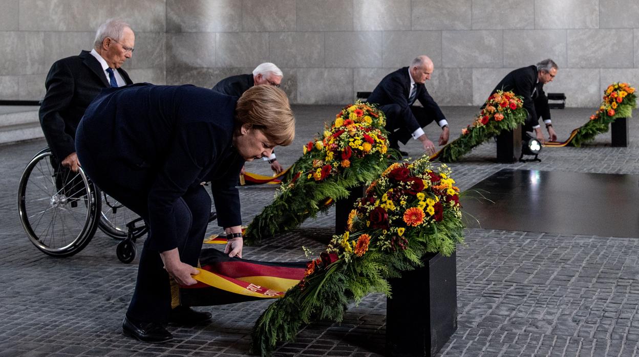 Angela Merkel, el presidente alemán Frank-Walter Steinmeier, entre otros, asisten a la ceremonia de la ofrenda floral para conmemorar el 75 aniversario del fin de la Segunda Guerra Mundial