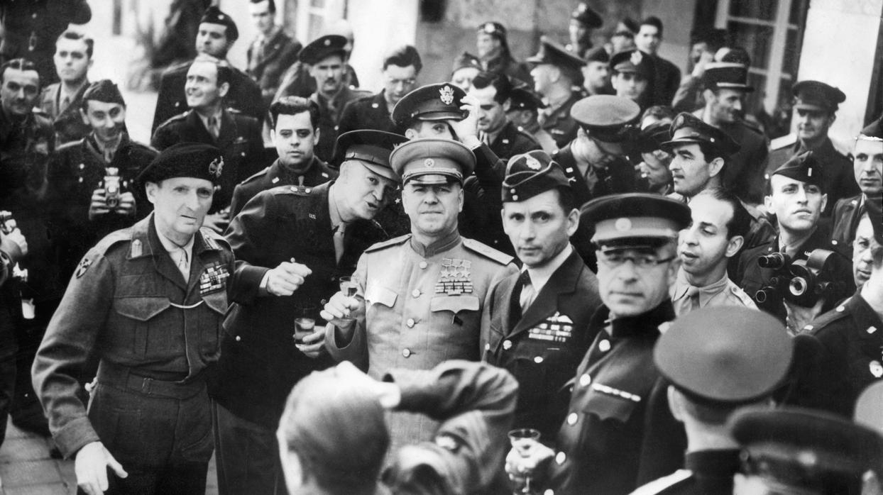 Bernard Montgomery (Reino Unido), Dwight D.Eisenhower (EE.UU.), Gregori Zhukov (URSS) y Arthud Tedder (Reino Unido) celebran en Fráncfort la rendición alemana en Reims el 7 de mayo de 1945