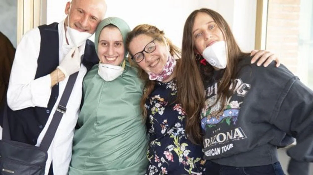 Silvia Romano se reúne con su familia en el aeropuerto de Roma tras pasar casi dos años secuestrada