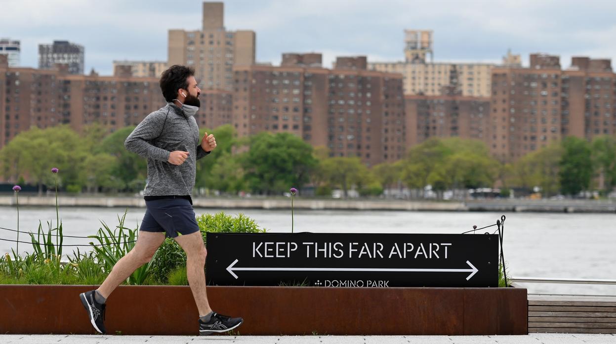 Un hombre hace deporte en Brooklyn (Nueva York)