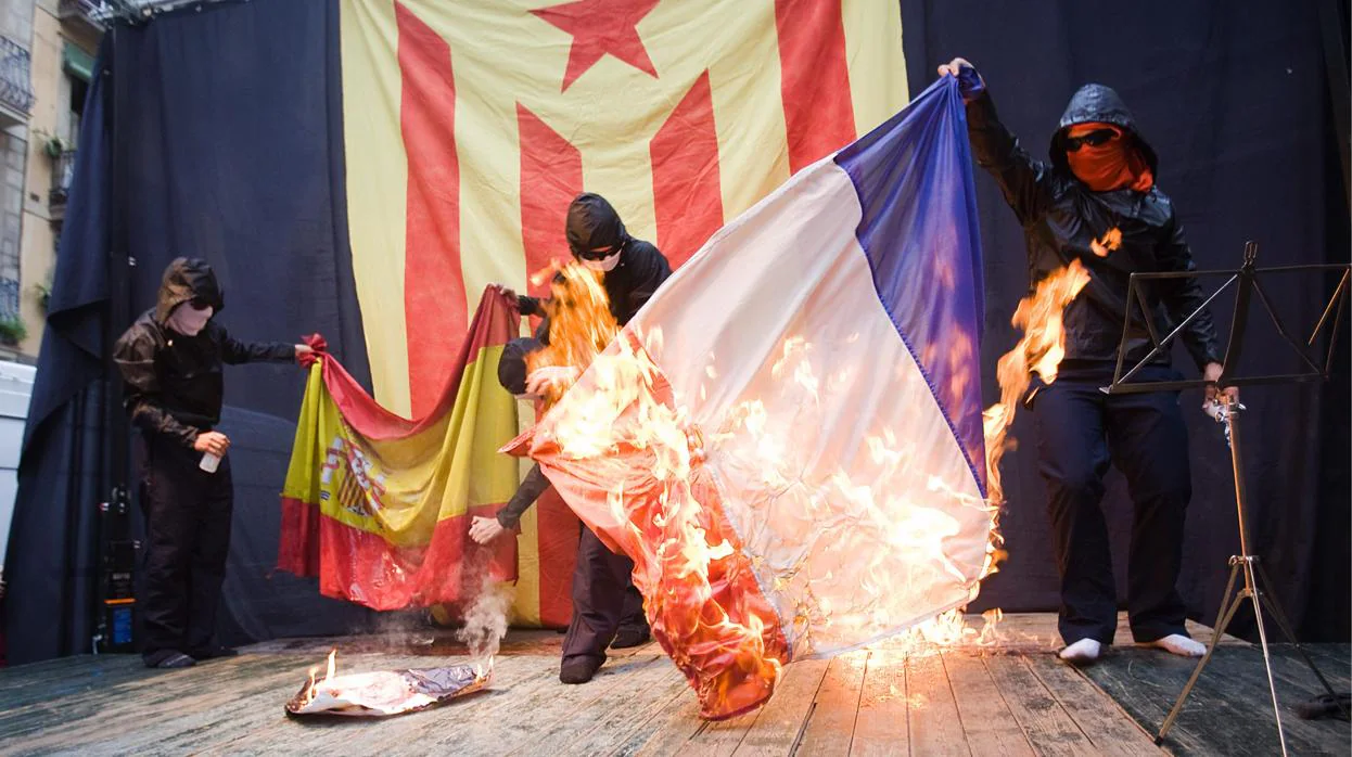 Quema de banderas de España y Francia durante la Diada de 2011 en Barcelona