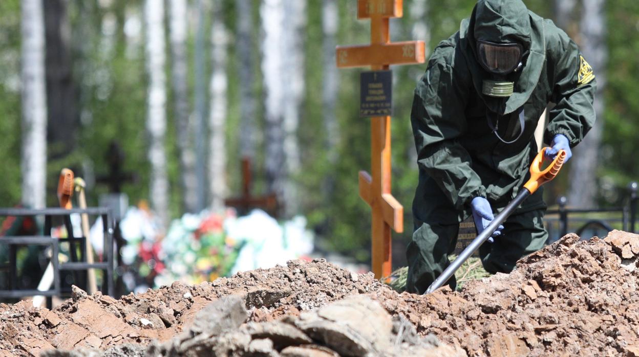 Un trabajador, en un cementerio de Moscú donde se entierra a fallecidos por el Covid-19