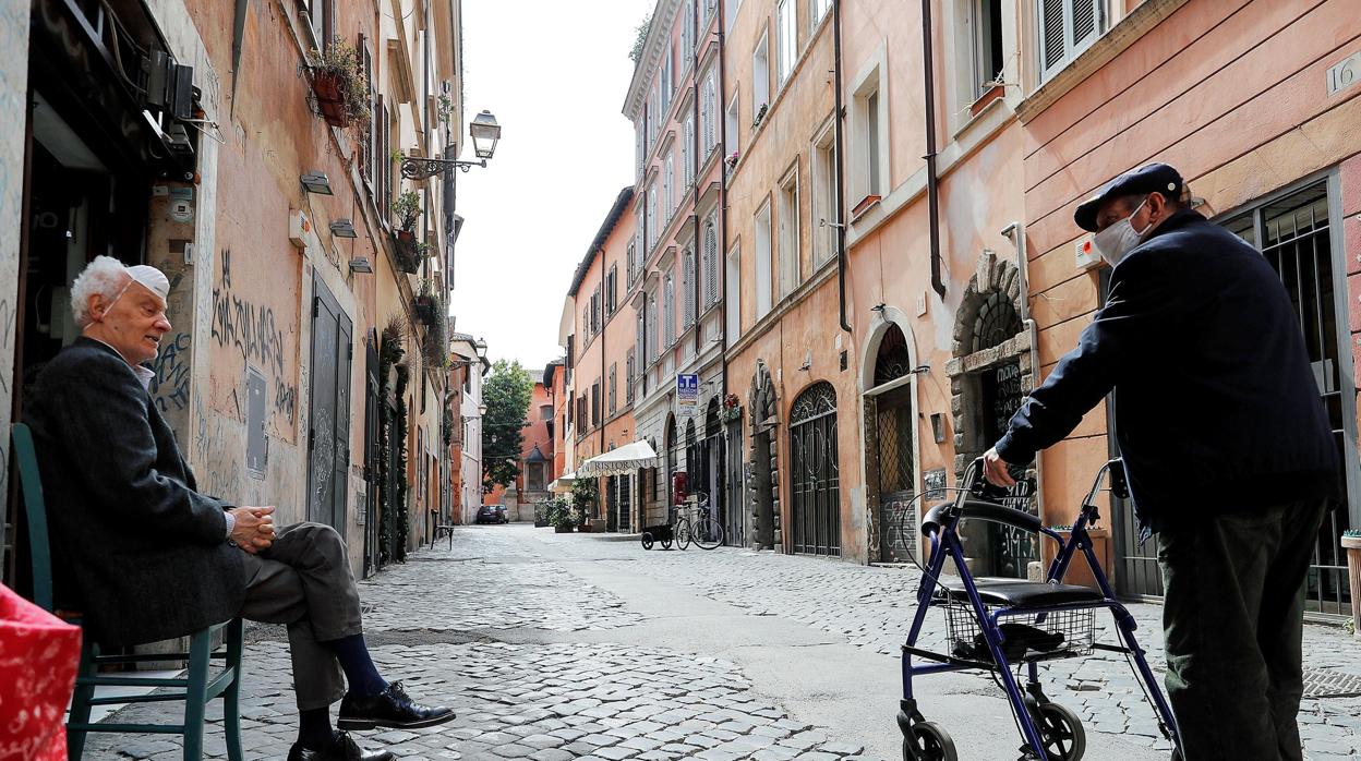 Los expertos advierten a Italia: «No es suficiente guardar un metro de distancia en lugares cerrados y zonas de riesgo»