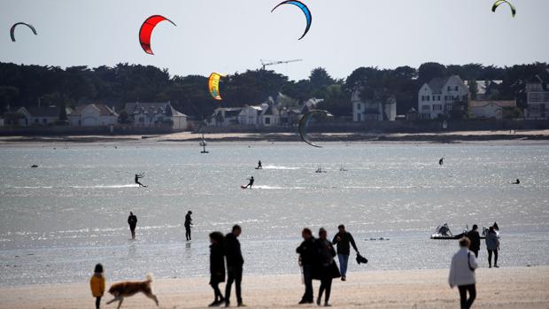 Francia celebra la libertad recuperada con los primeros baños en las playas