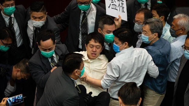 Vuelven los incidentes violentos al Parlamento de Hong Kong tras el control del coronavirus