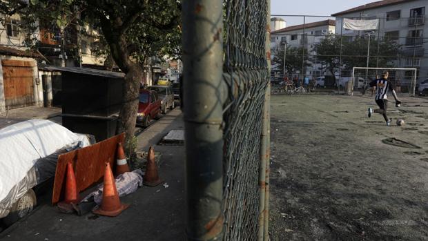 El cadáver de una posible víctima de Covid-19 permanece 30 horas en la calle en Río de Janeiro