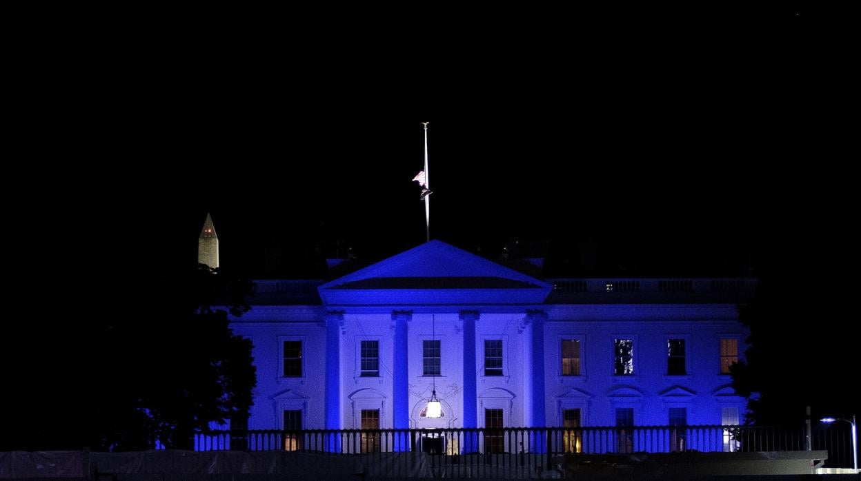 La Casa Blanca, iluminada por la noche