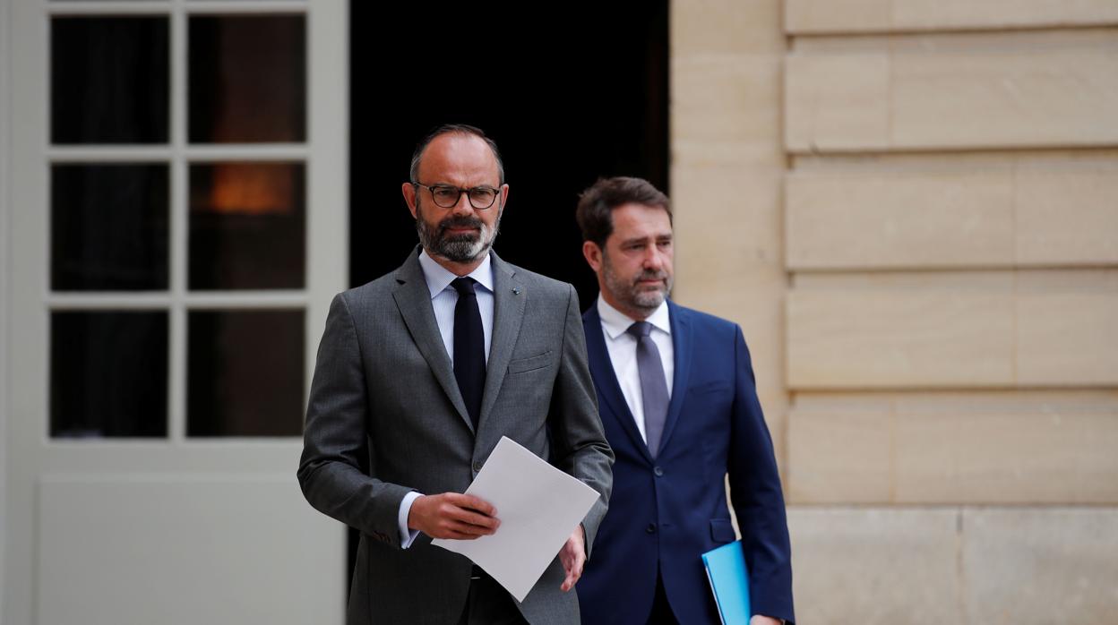 El primer ministro de Francia, Edouard Philippe, seguido del titular de Interior, Christophe Castaner, en su comparecencia para anunciar la fecha de la segunda vuelta de las elecciones municipales