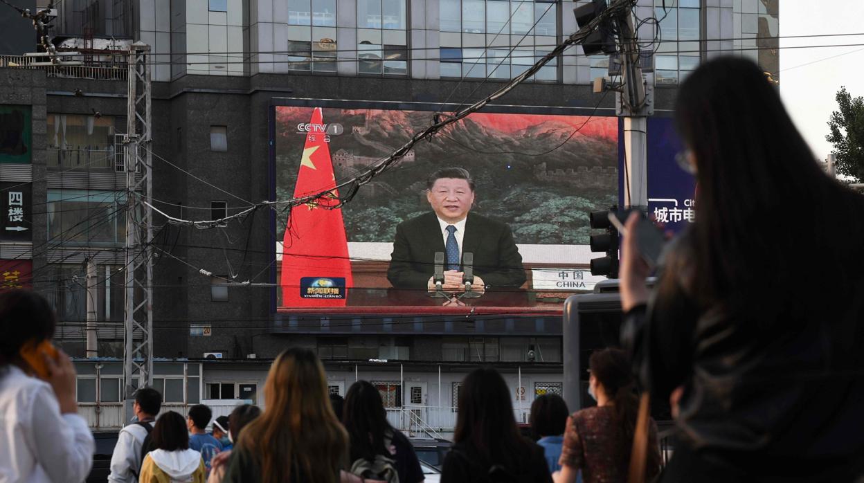 La imagen de Xi Jinping hablando del coronavirus, en una pantalla gigante en una calle de Pekín