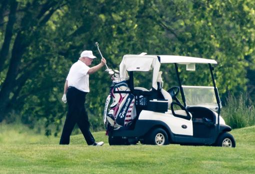 Donald Trump disfruta del golf en su club de Sterling (Virginia)