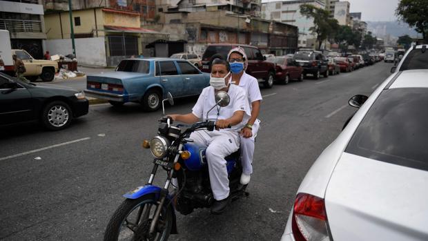 Un informe revela cómo el colapso de la sanidad chavista agrava la crisis del coronavirus en Venezuela