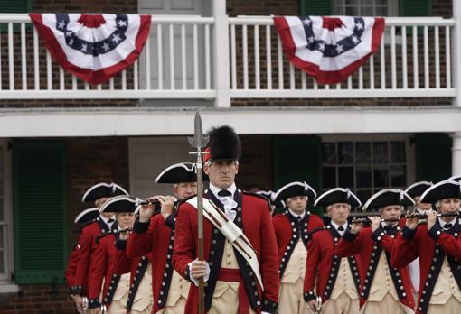 Una unidad militar de pífanos y tambores participa en los actos del Memorial Day en el fuerte McHenry de Baltimore