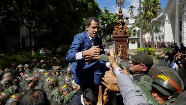 El Parlamento desafía al Supremo y ratifica a Guaidó