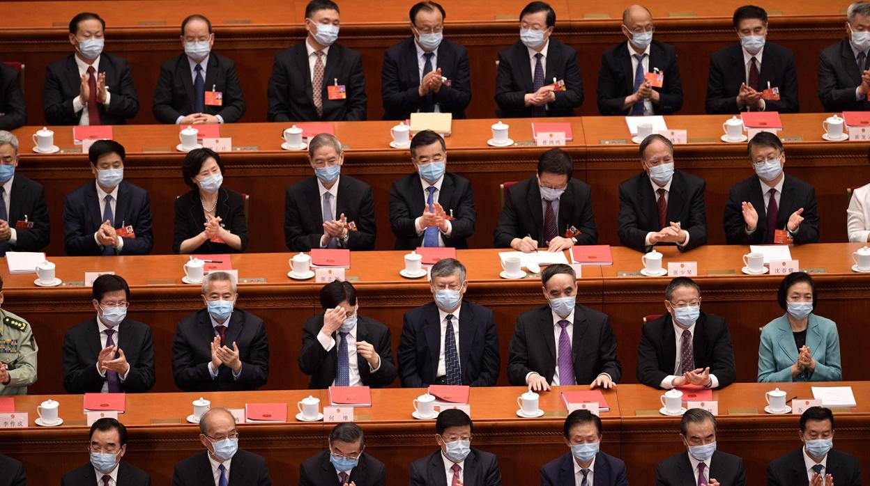 Los representantes del PC chino aplauden en Pekín la ley que será impuesta a Hong Kong