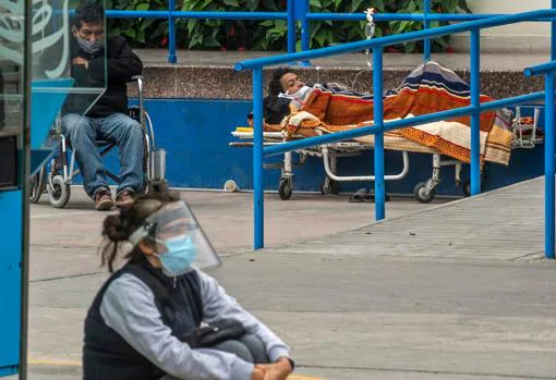 Gente espera atención médica de urgencias a las afueras de un hospital en Lima