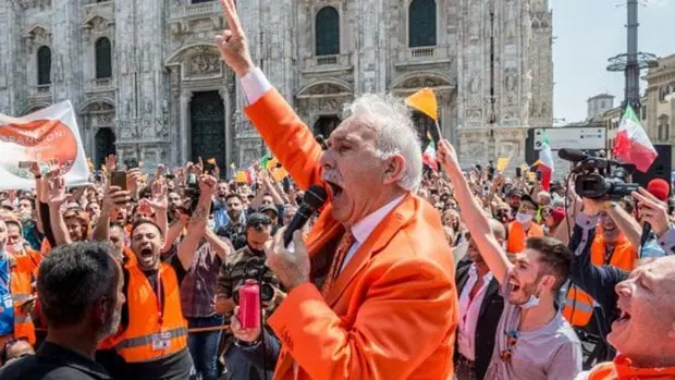 En Milán los llamados «chalecos naranja» protestan contra el Gobierno sin mascarillas y afirman que el virus es una invención