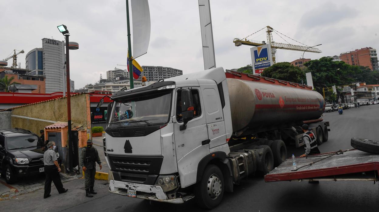Un camión de la petrolera Pdvsa, en una estación de gasolina en Caracas