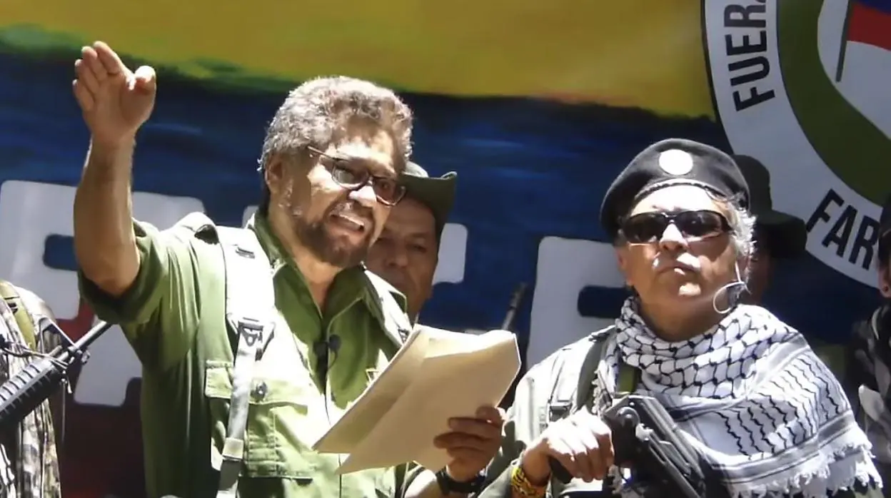 Foto de archivo del excomandante de la FARC, Iván Márquez y al colega rebelde fugitivo, Jesús Santrich, en un lugar no revelado