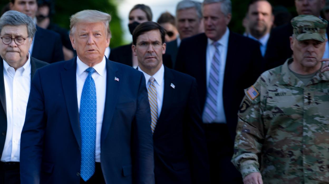 De izquierda a derecha, el fiscal general William Barr; el presidente Trump; el jefe del Pentágono, Mark Esper, y el general Mark Milley, tras el desalojo de la plaza frente a la Casa Blanca.