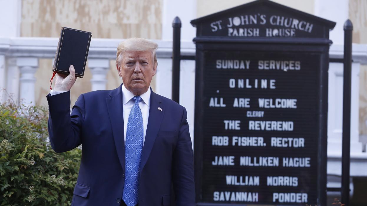 Donald Trump posa para los fotógrafos con una biblia en la iglesia de St. John, en Washington