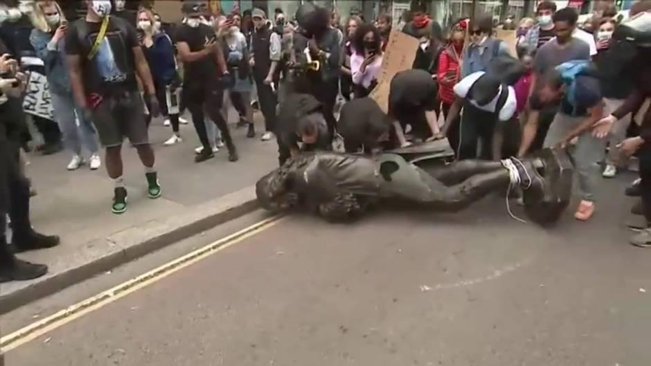 Arrojan al río la estatua de un comerciante de esclavos del siglo XVII durante las protestas en Bristol