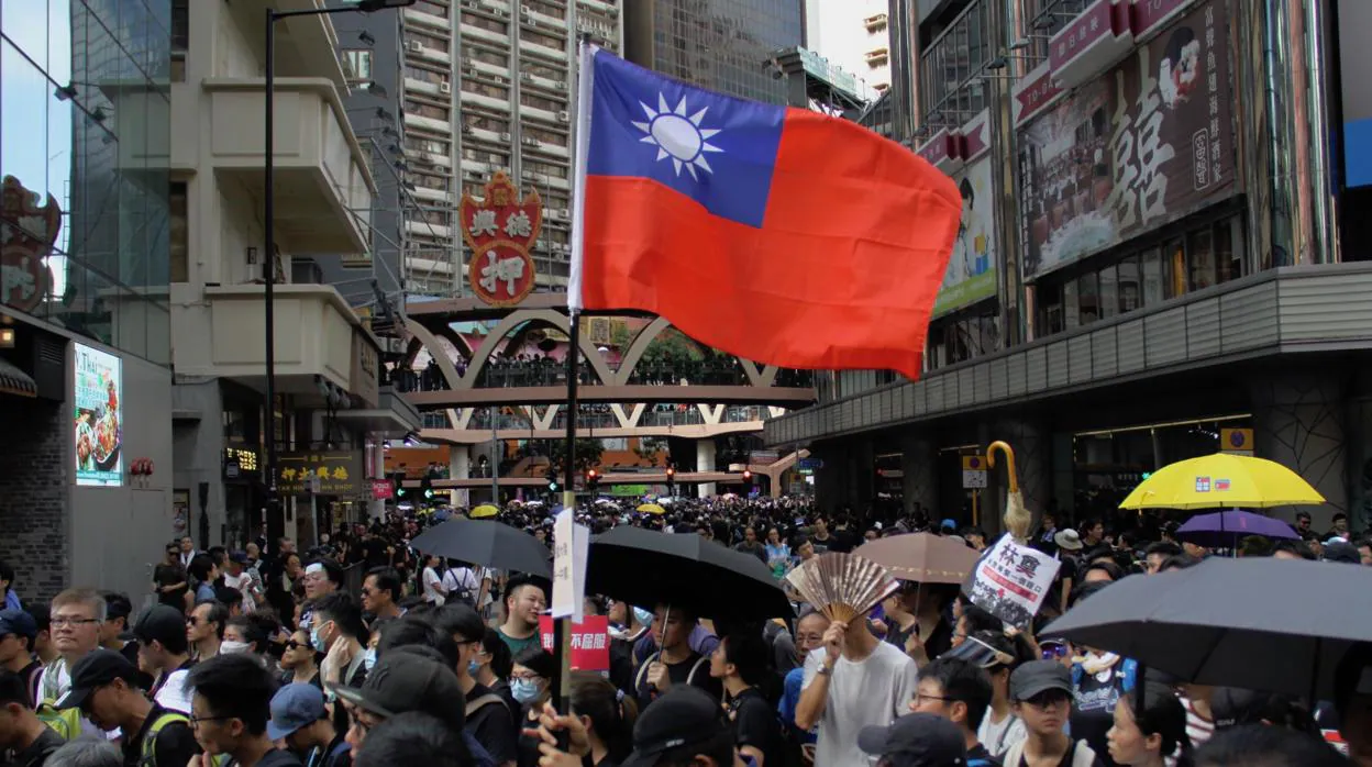 Una bandera de Taiwán sobresale entre la multitud en una de las multitudinarias manifestaciones del año pasado en Hong Kong contra el régimen chino