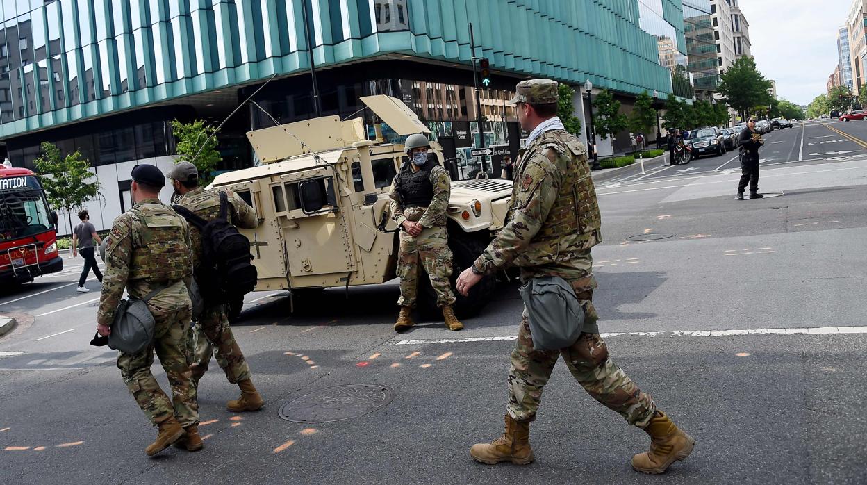 Miembros de la Guardia Nacional de DC patrullan una calle cerca de la Casa Blanca