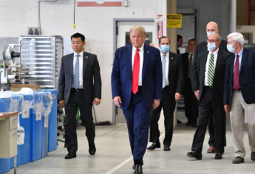 Trump durante el recorrido de las instalaciones